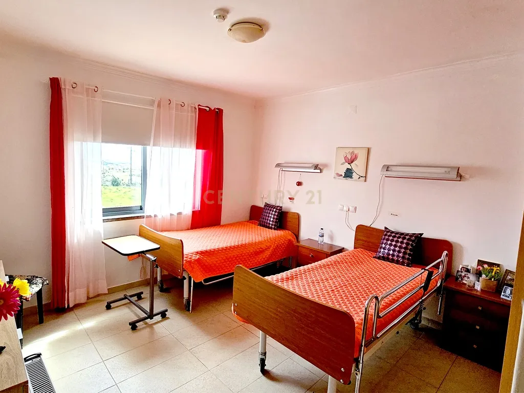 Oportunidade Única! Moradia com Afetação a Serviços, a Funcionar como Lar de Idosos Licenciado em Porto Salvo, Oeiras - Moradia + Trespasse - Image 3